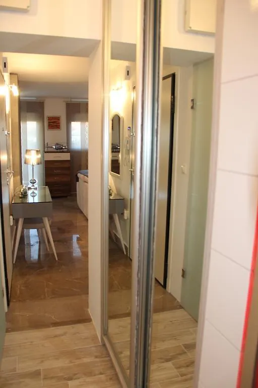 Studio 48 Θεσσαλονίκη 0*,